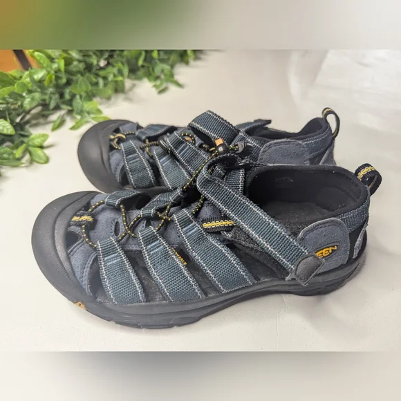 Keen Sandals Youth Size 4 - Picture 3 of 8